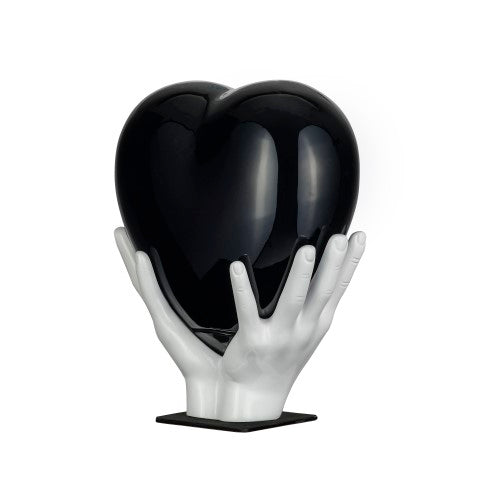Urne en forme de coeur sur mains